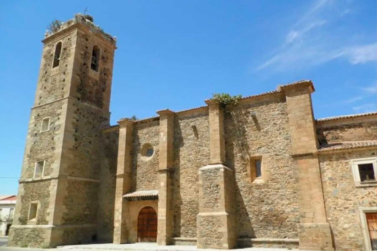 Madrigalejo--Casa-de-Santa-María-(Bien-de-Interés-Cultural),-Iglesia-Parroquial-de-San-Juan-Bautist