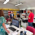 EL DIPUTADO PROVINCIAL MANUEL GÓMEZ VISITA LA SEDE DE ADEVAG