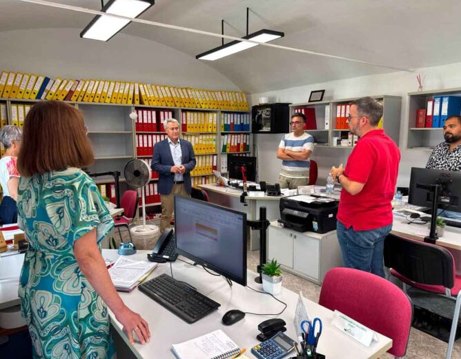EL DIPUTADO PROVINCIAL MANUEL GÓMEZ VISITA LA SEDE DE ADEVAG